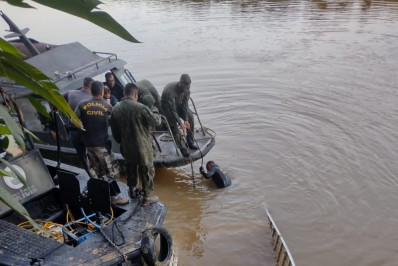 PF encontra barco usado por Bruno e Dom submerso na Amazônia