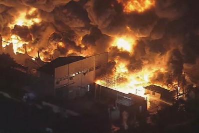 Incêndio de grandes proporções atinge galpão de reciclagem na Grande São Paulo