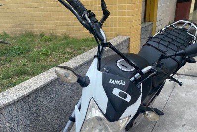 Motociclista é detido ao ser flagrado empinando moto em Arraial
