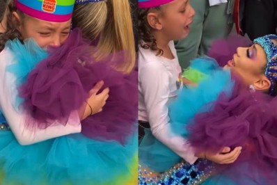 Lexa se emociona com fã-mirim durante Parada LGBTQIAP+ em São Paulo