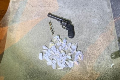Homem é preso com revólver, munições e cocaína em Araruama