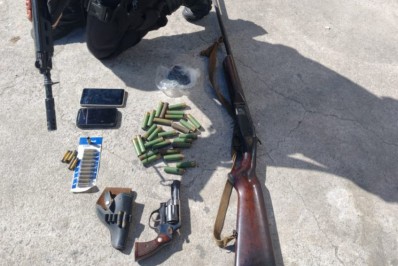 Homem é preso com revólver, espingarda e munições após denúncias em Araruama