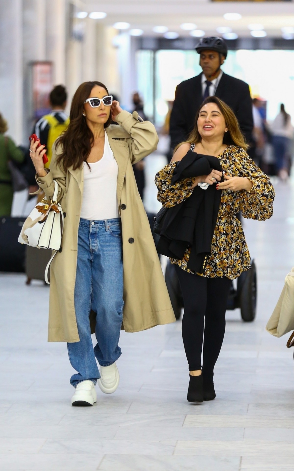 Sabrina Sato esbanjou estilo ao desembarcar em aeroporto do Rio vestindo look confort&aacute;vel