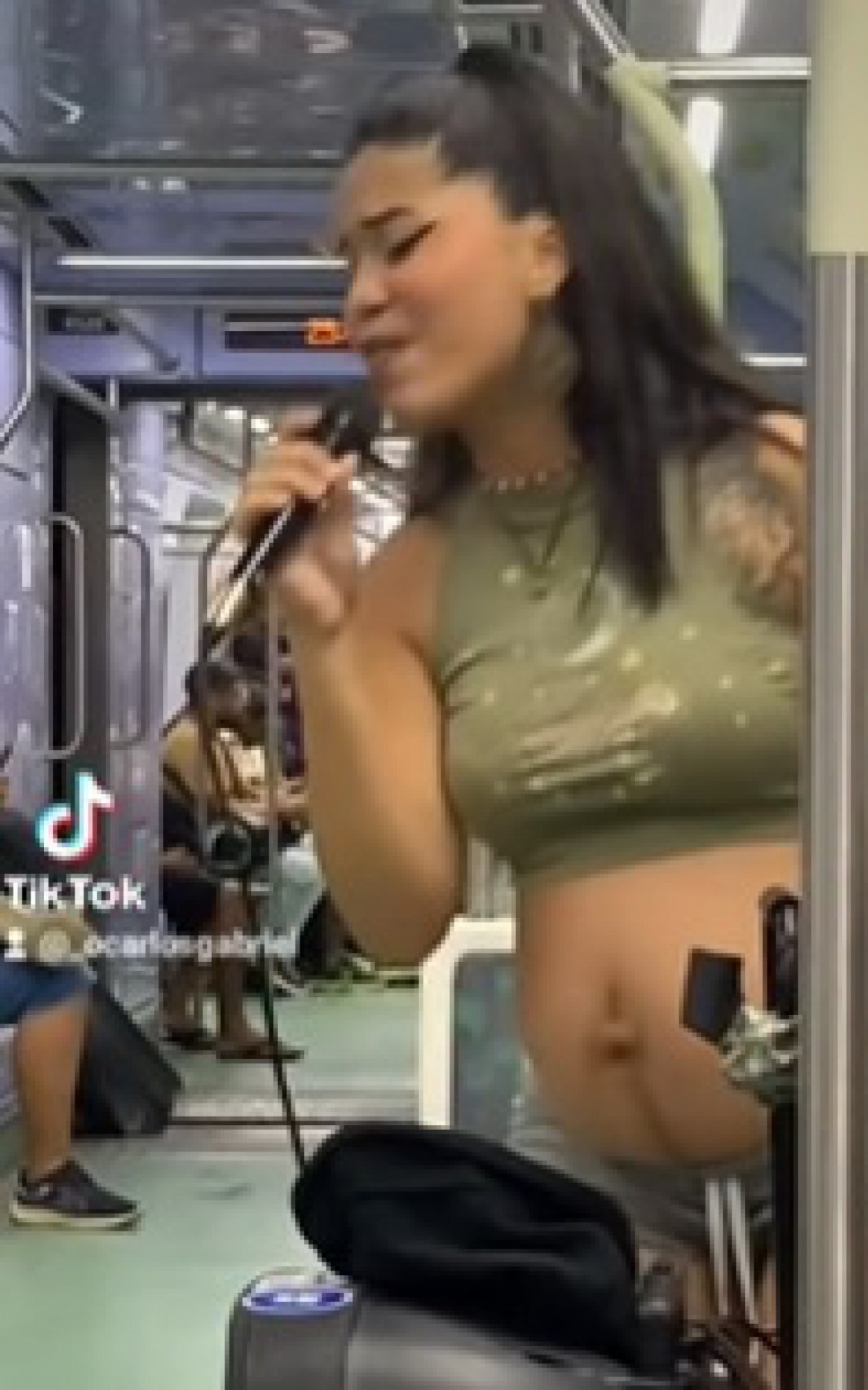 V&iacute;deo de Alice cantando sucesso de Silk Sonic tamb&eacute;m viralizou