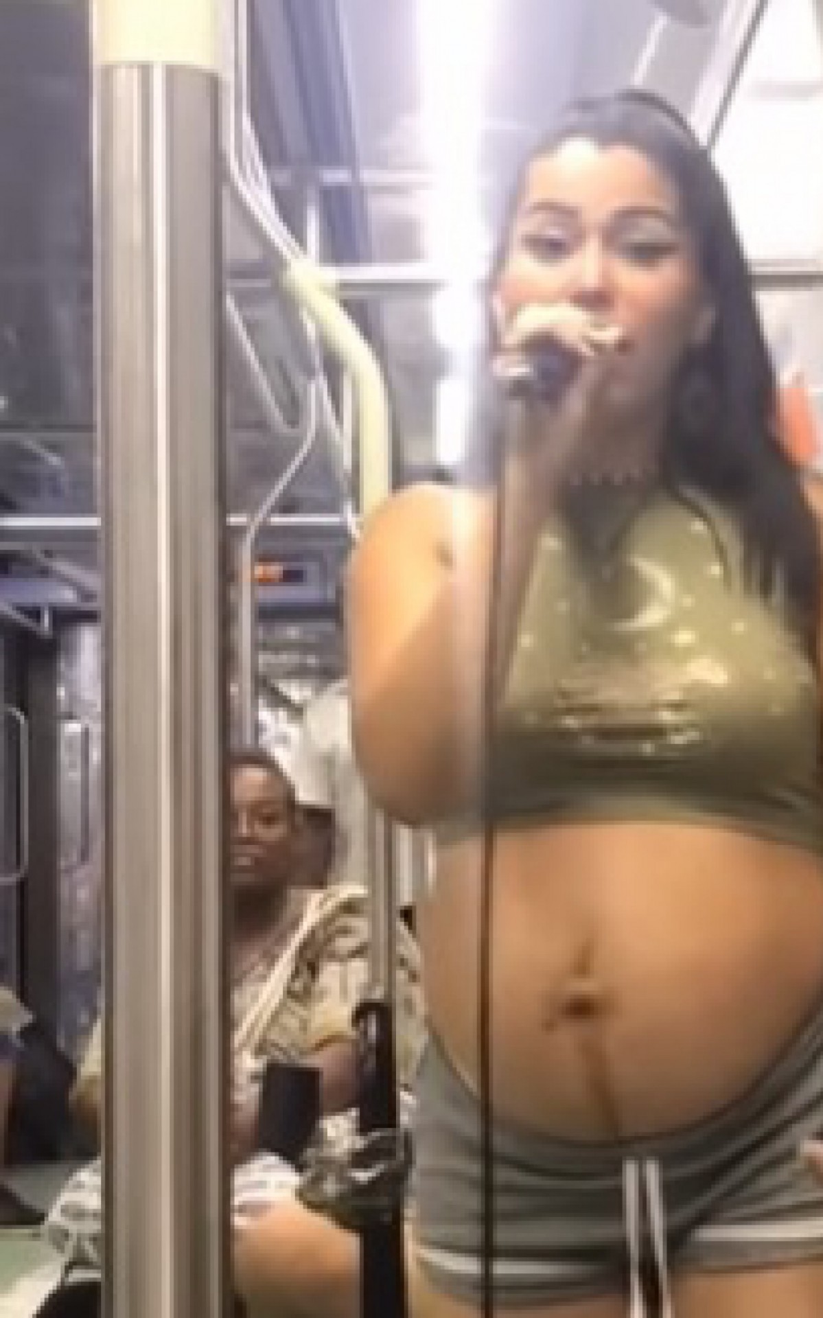 Alice teve v&iacute;deos compartilhados por Anitta e .Paak 