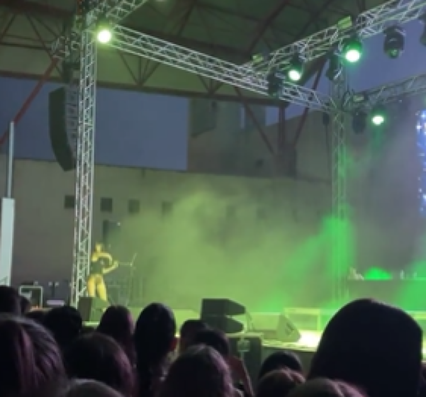 Foto: Twitter/@koumntbf – Imagem de outro ângulo mostra La Zowi jogando pedestal no público