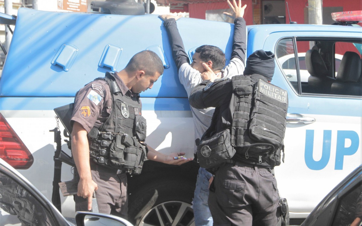 Suspeito preso em operação da Policia Militar em Manguinhos foi encaminhado pra 21°DP. - Marcos Porto/Agencia O Dia