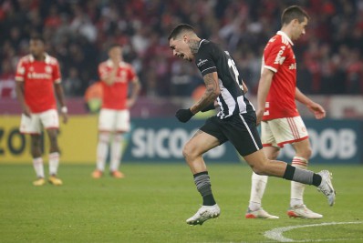Hugo celebra primeiro gol com a camisa do Botafogo: 'É maravilhoso'