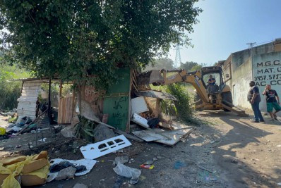 Secretaria de Ordem Pública demole ferro-velho clandestino na Zona Norte