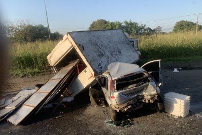 Colisão entre dois carros e caminhão deixa homem ferido na Avenida Brasil