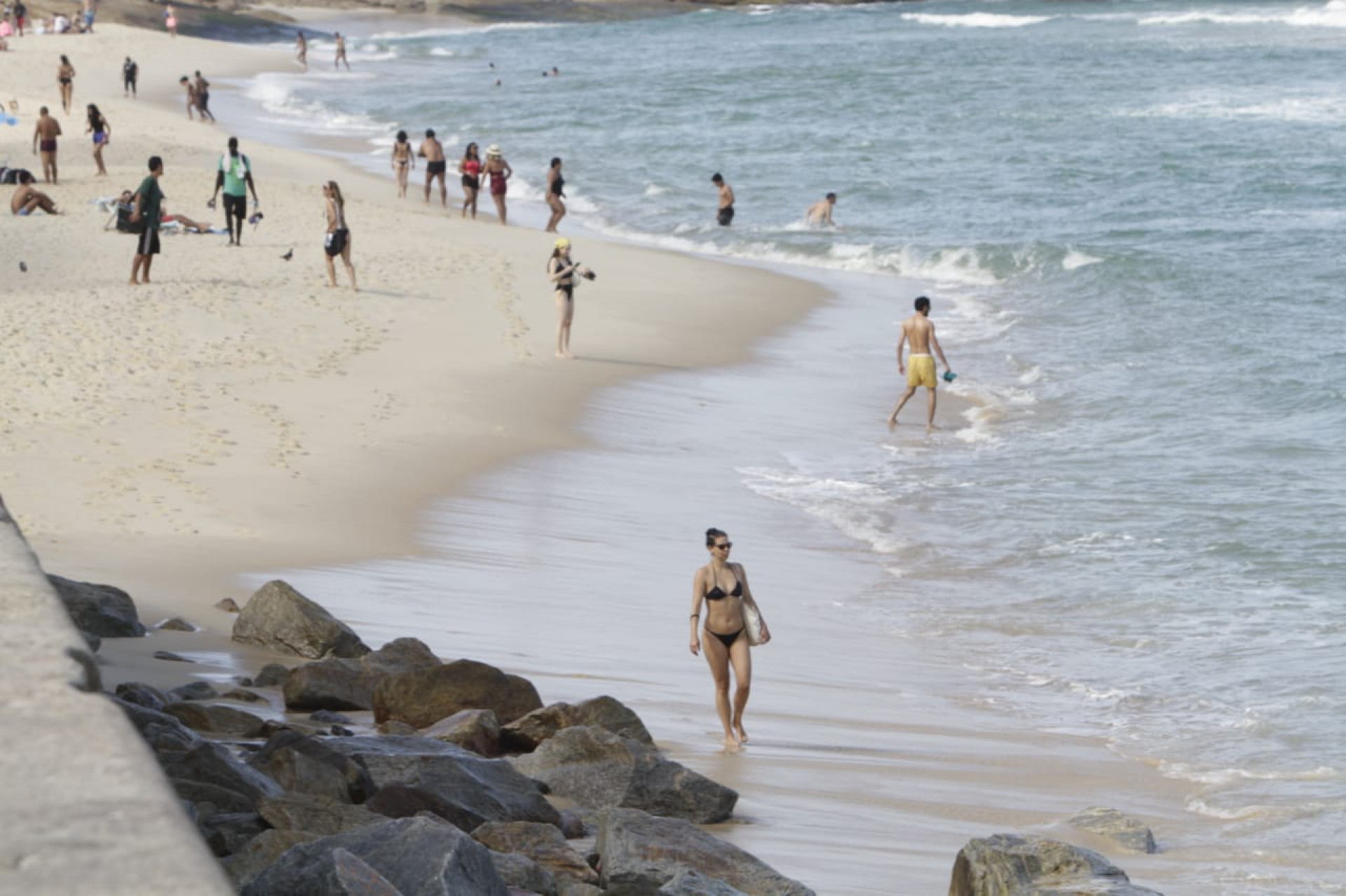 Mar cobre a areia na Praia de Ipanema - Marcos Porto/ Agência O Dia