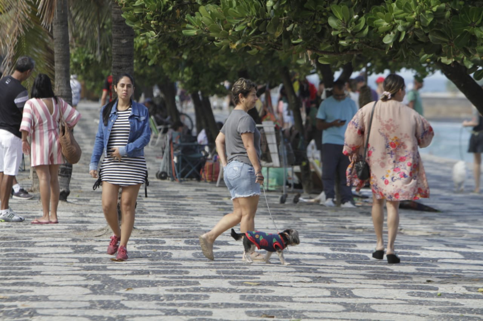 Mesmo em frente a praia, as pessoas já se protegem do frio  - Marcos Porto/ Agência O Dia