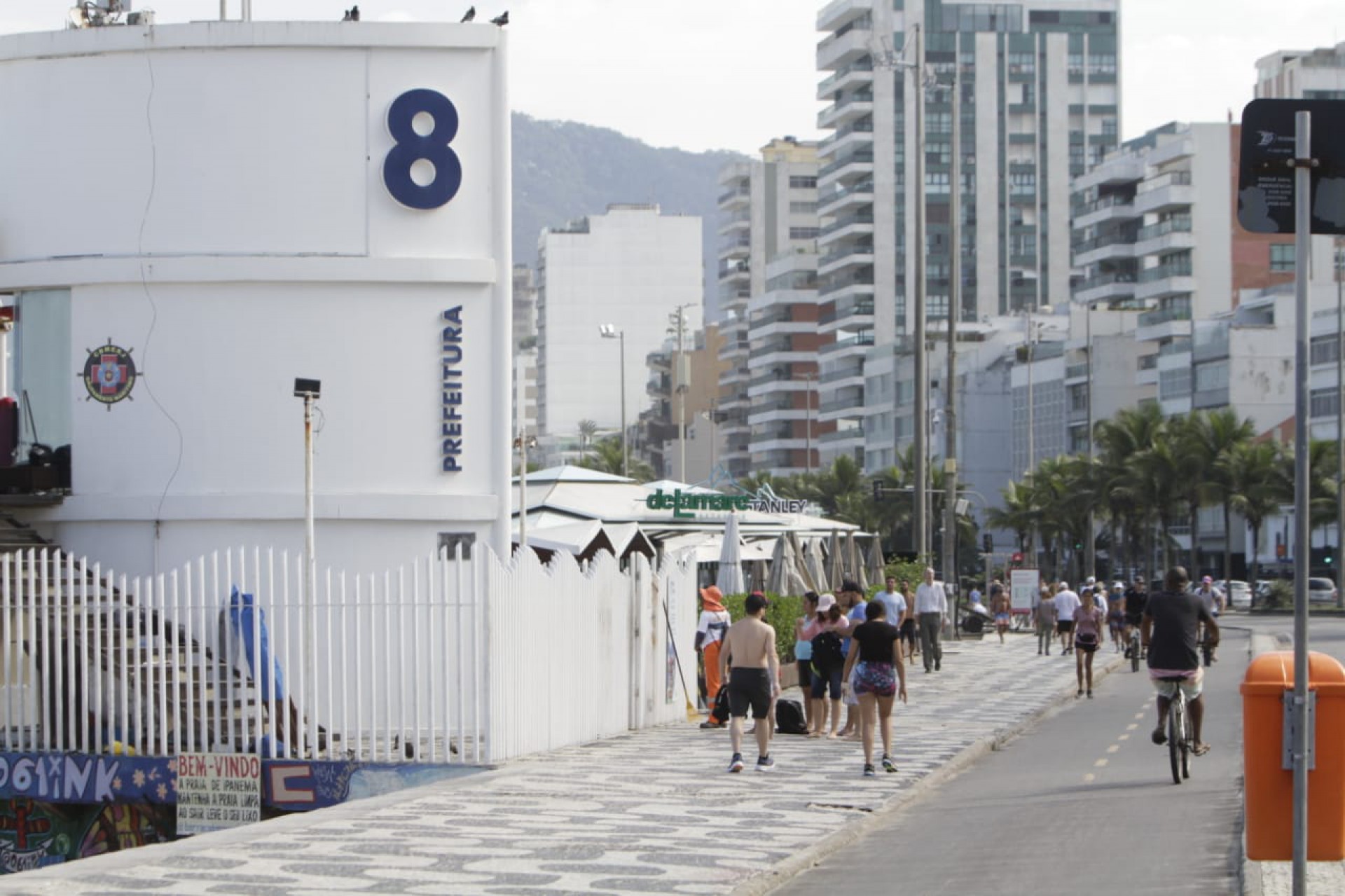 Calçadão no Arpoador ficou cheio nesta segunda-feira (20) - Marcos Porto/ Agência O Dia
