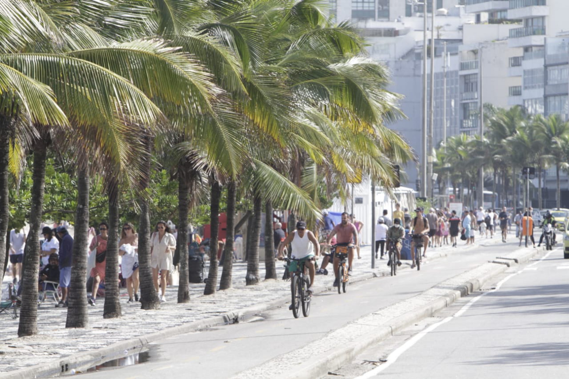 Cariocas andam de bicicleta nas praias do rio - Marcos Porto/ Agência O Dia