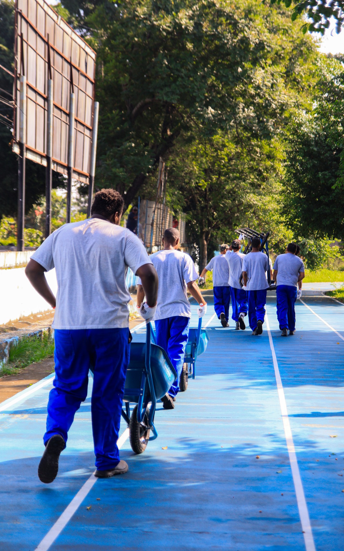 britadeiras para remover os ferros chumbados para a pr&aacute;tica de exerc&iacute;cios na passagem lateral e tamb&eacute;m a retirada do piso e dos brinquedos do playground das crian&ccedil;as