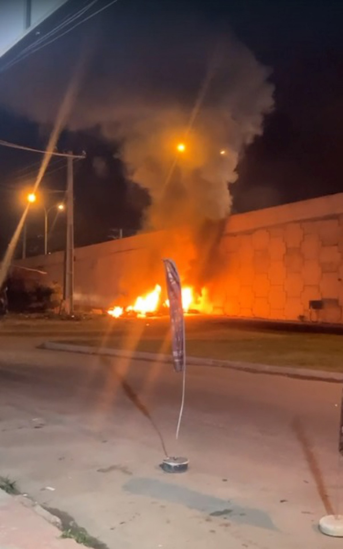 Moradores fazem protesto pela morte de um homem no bairro do Jardim Catarina, em S&atilde;o Gon&ccedil;alo