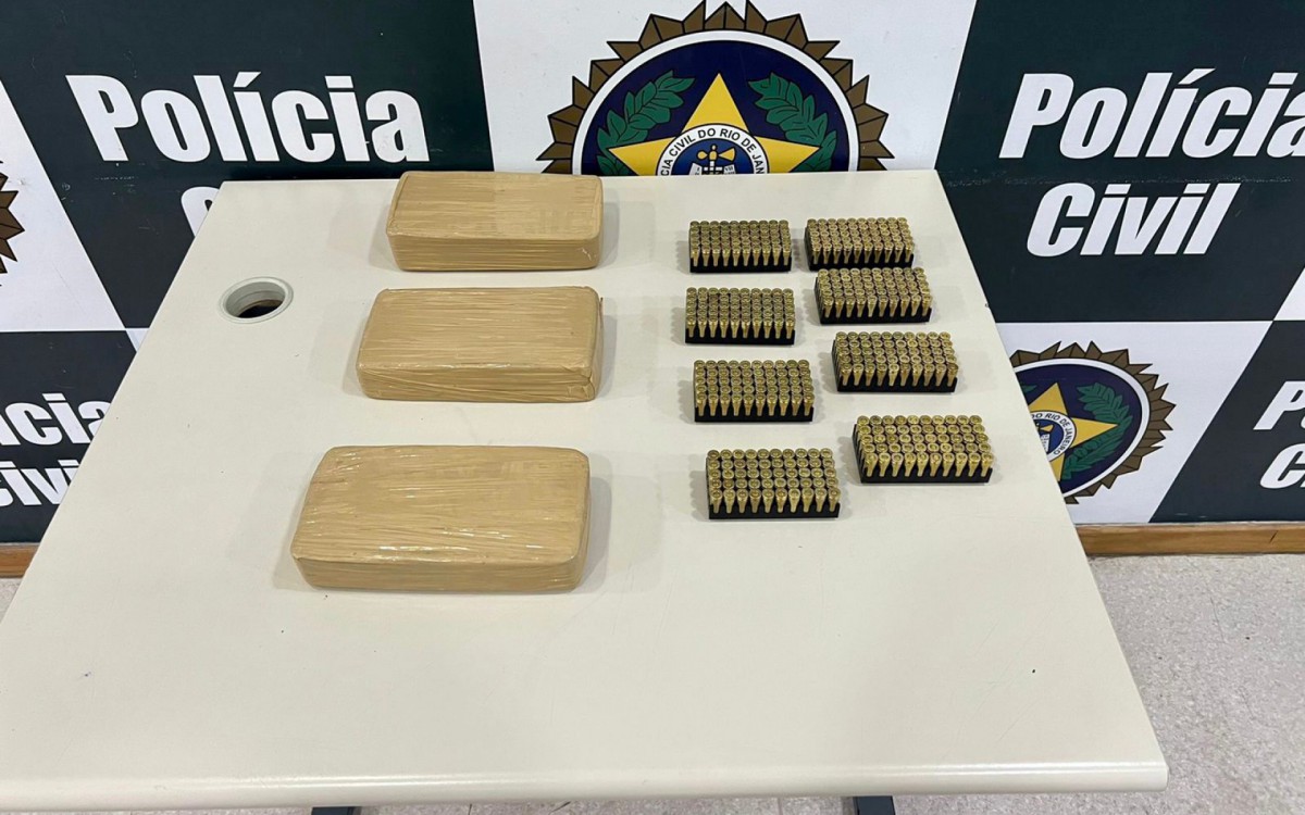 Dupla transportava 3 quilos de pasta base de cocaína e 8 caixas com 50 unidades de munição calibre 9mm