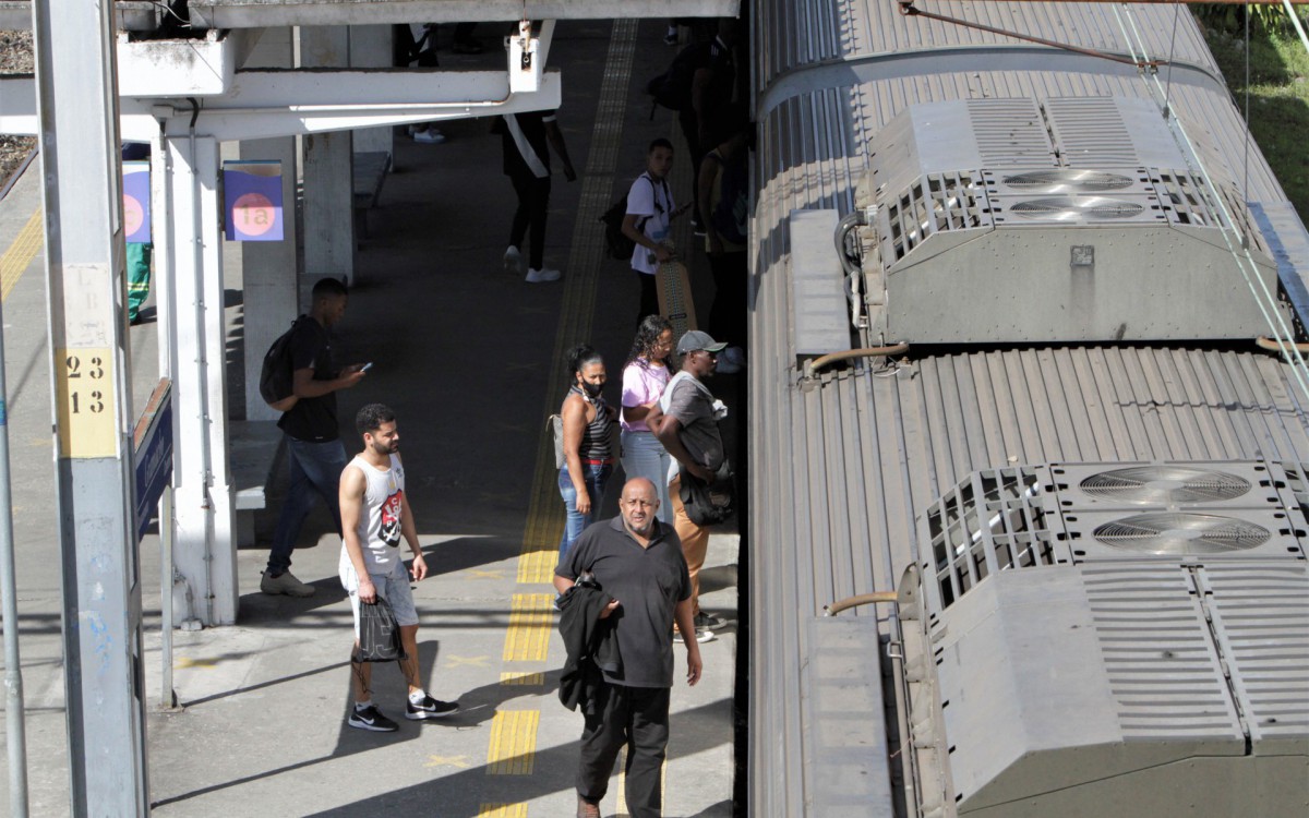 Manifesta&ccedil;&atilde;o na esta&ccedil;&atilde;o de trem de Gramacho, nesta quarta feira (22). - Arquivo/Marcos Porto/Ag&ecirc;ncia O Dia