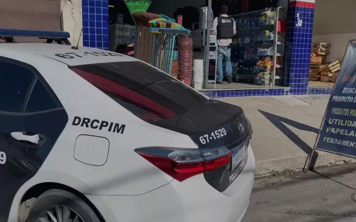 Durante a a&ccedil;&atilde;o, houve apreens&atilde;o de farto material. Tamb&eacute;m foram arrecadados diversos produtos qu&iacute;micos fabricados irregularmente pela empresa, que n&atilde;o possui autoriza&ccedil;&atilde;o de funcionamento junto &agrave; Anvisa