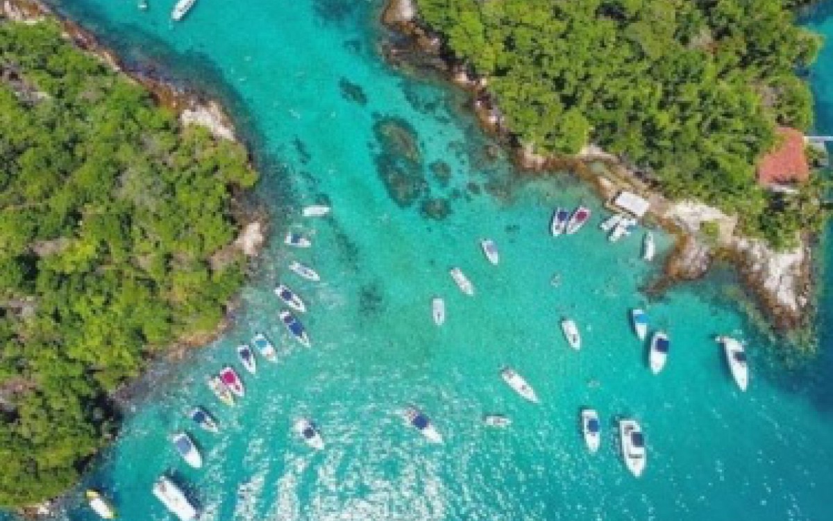 A Lagoa Azul &eacute; um dos locais mais visitados e preservados da Ba&iacute;a da Ilha Grande 