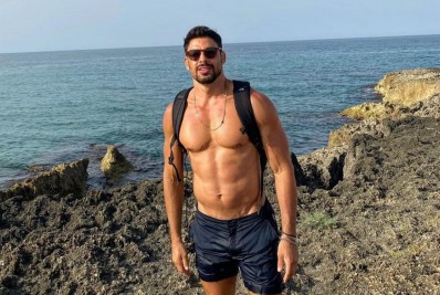 Cauã Reymond tira a camisa para foto em dia de sol na Itália: 'Verão por aqui'