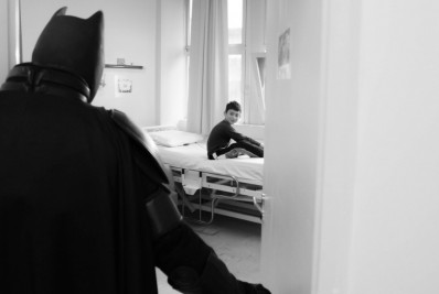 Batman salta das ruas de Gotham City para hospitais no Brasil
