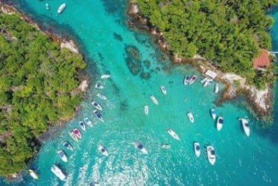 A Lagoa Azul é um dos locais mais visitados e preservados da Baía da Ilha Grande  - Foto: Reprodução internet