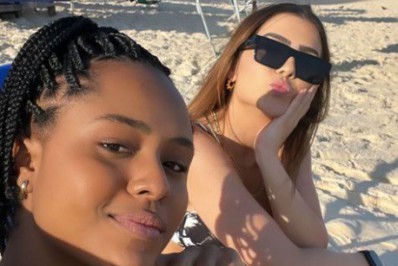 Jade Picon curte praia com Duda Santos, amiga do elenco de 'Travessia'