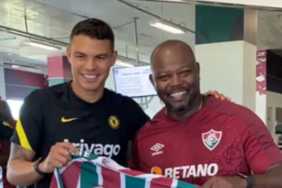 Vídeo: Thiago Silva visita CT do Fluminense e ganha camisa das mãos de Marcão