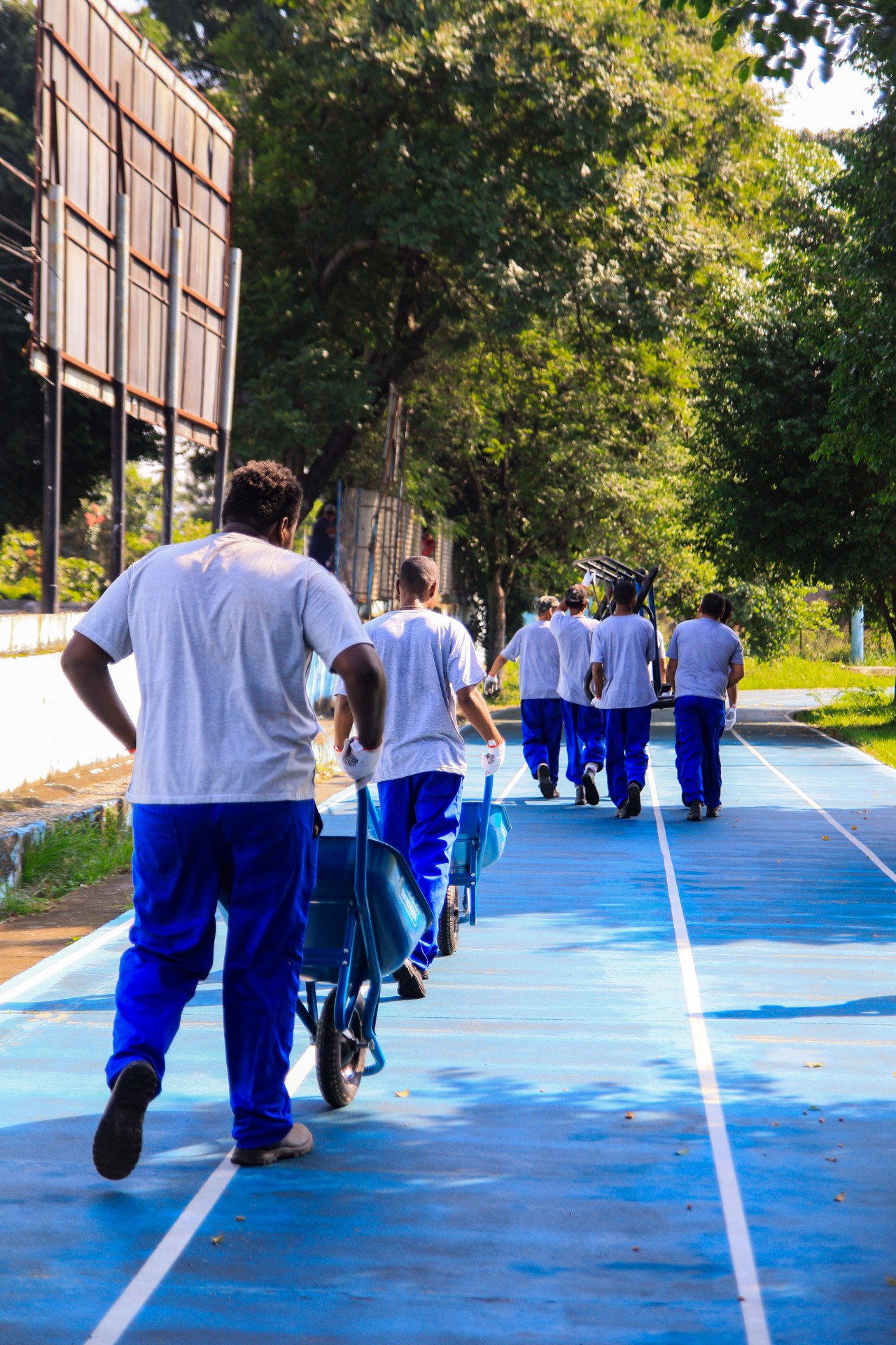 britadeiras para remover os ferros chumbados para a prática de exercícios na passagem lateral e também a retirada do piso e dos brinquedos do playground das crianças - Divulgação / PMN