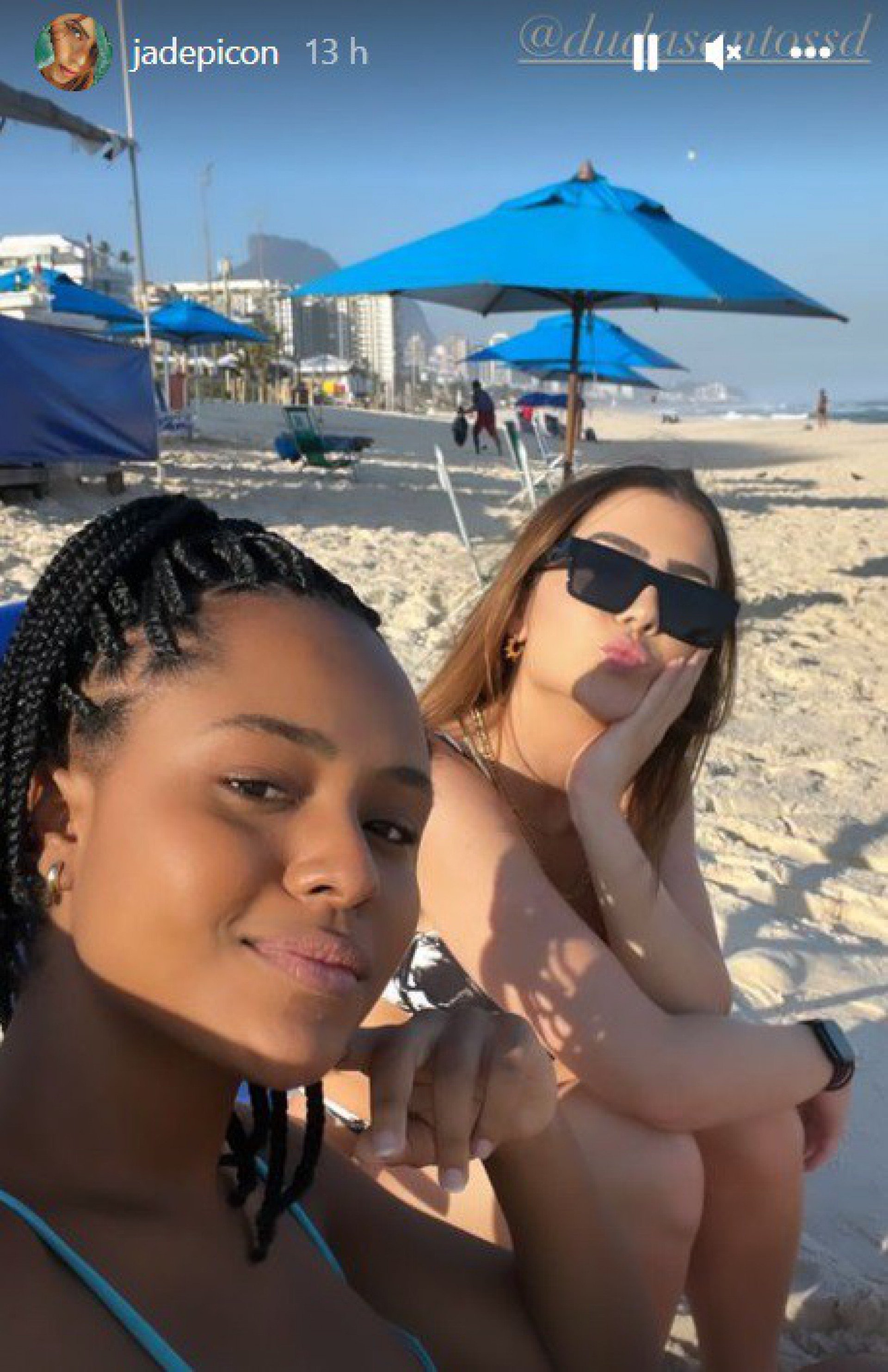 Jade Picon curte praia com Duda Santos, amiga do elenco de