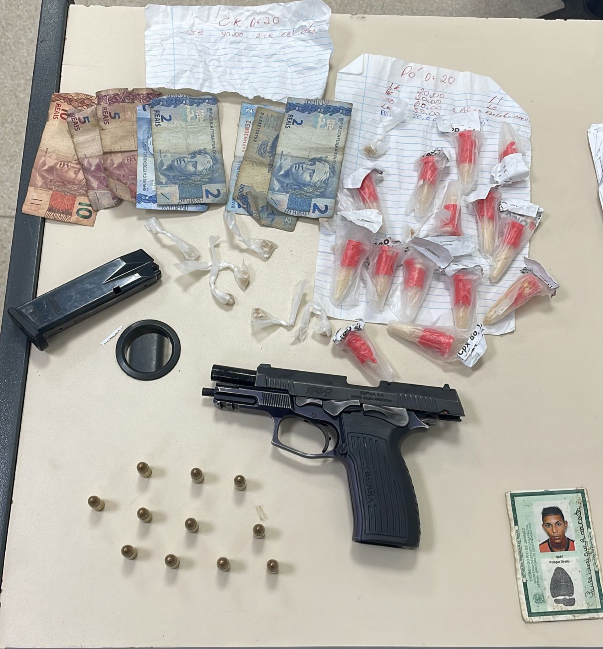 Arma e drogas apreendidas na residência do suspeito. Ele também é apontado como gerente do tráfico de drogas da região - Divulgação