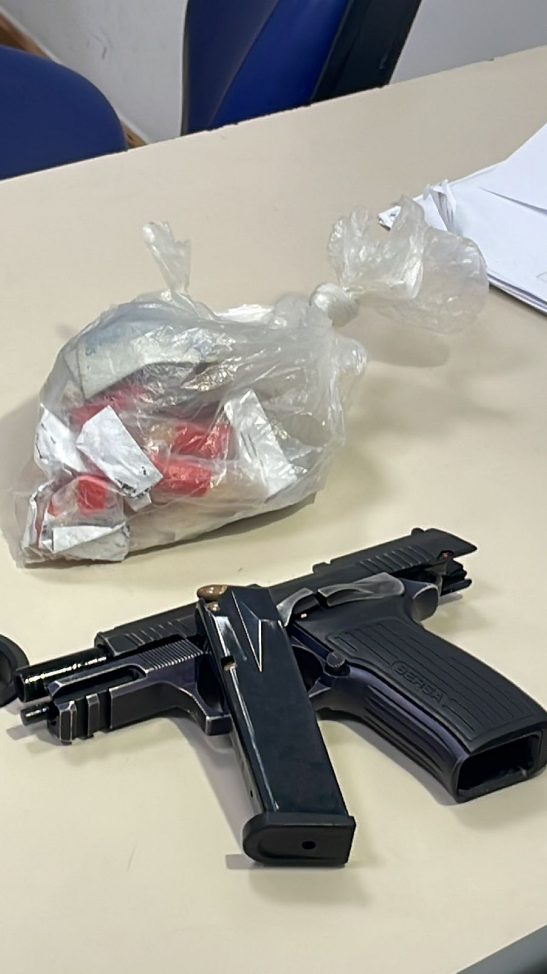 Arma e drogas apreendidas na residência do suspeito. Ele também é apontado como gerente do tráfico de drogas da região - Divulgação