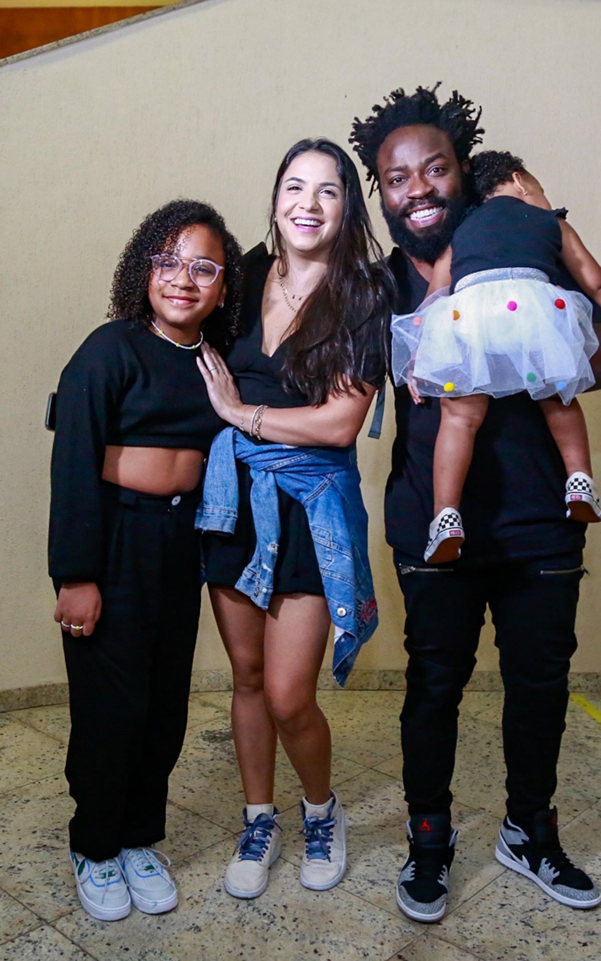 Douglas Silva com a mulher, Carolina, e as filhas, Morena e Maria Flor