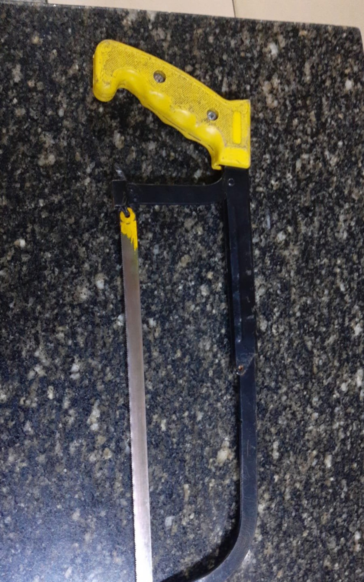 Arco de serra utilizado por suspeito preso com 100 kg de fio em Magé