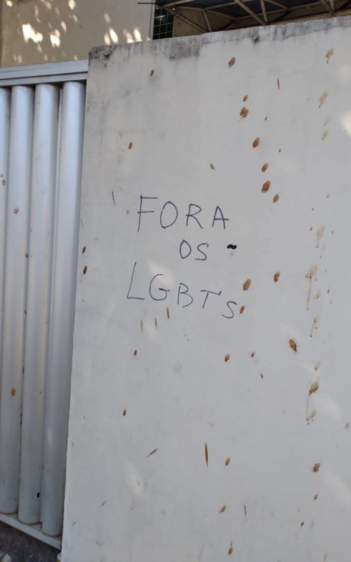 Centro de Cabo Frio é vandalizado com pichações homofóbicas - Sabrina Sá (RC24h)