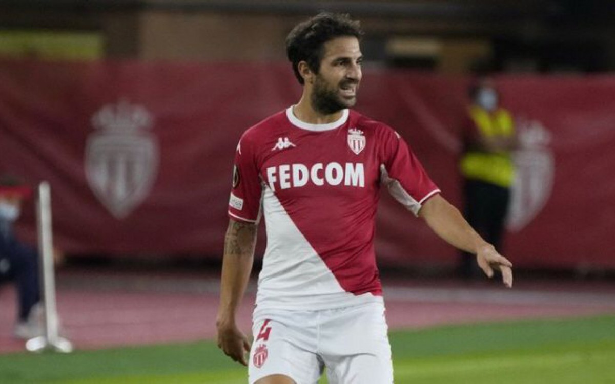 Cesc F&agrave;bregas est&aacute; livre no mercado desde que deixou o M&ocirc;naco, da Fran&ccedil;a