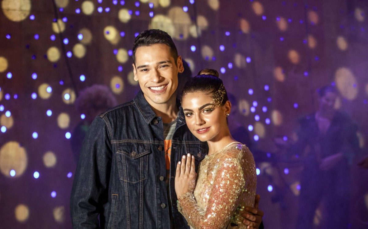 Renan ( Bruno Fagundes ) e Lou ( Vit&oacute;ria Bohn ), em  'Cara e Coragem'