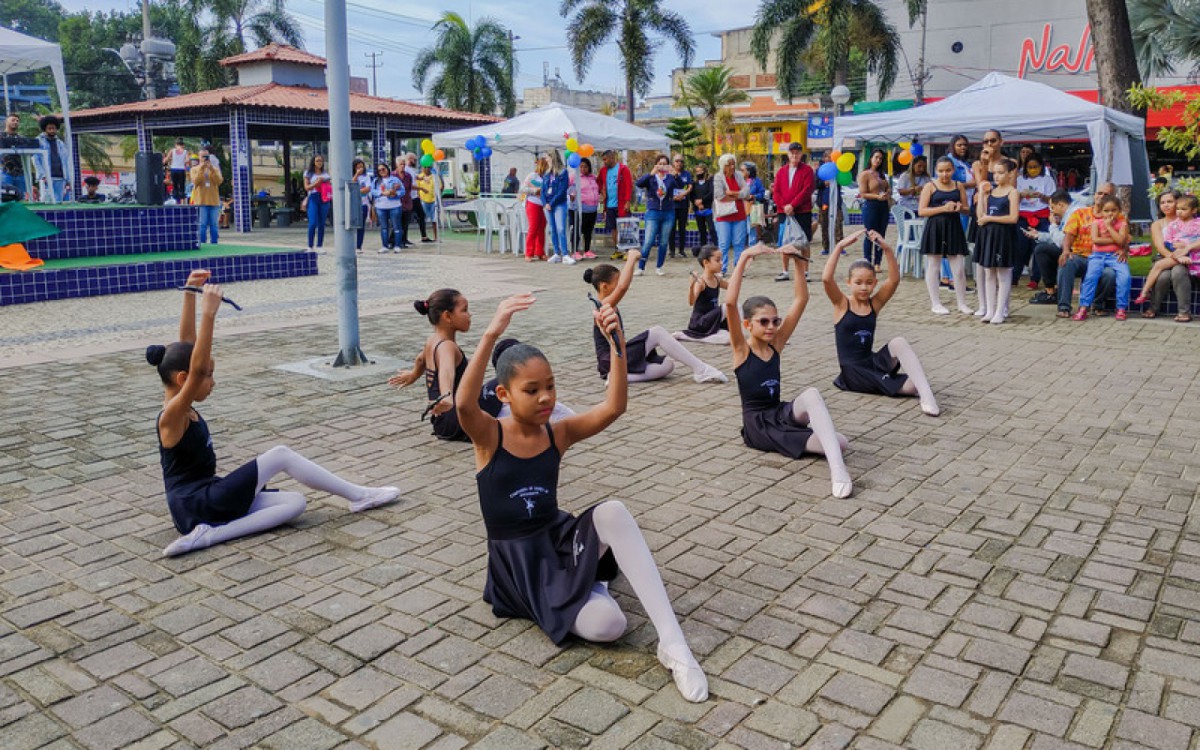 Alunas das turmas de bal&eacute; e dan&ccedil;as urbanas da Subsecretaria Municipal de Cultura, Esporte, Lazer e Turismo