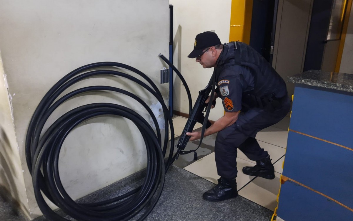 Policiais prendem homem com 100 kg de fio roubado em Magé - Divulgação / PMERJ
