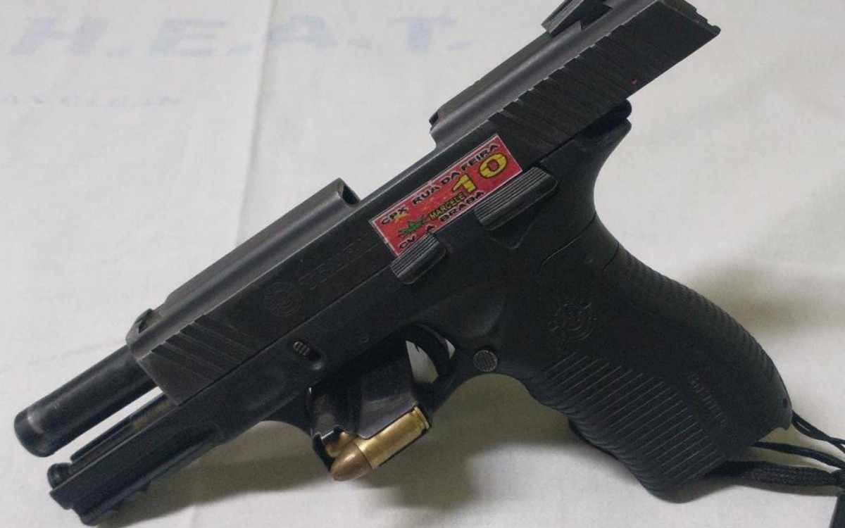 PMs do 7&ordm; BPM (S&atilde;o Gon&ccedil;alo) apreendem arma usada por adolescente em troca de tiros