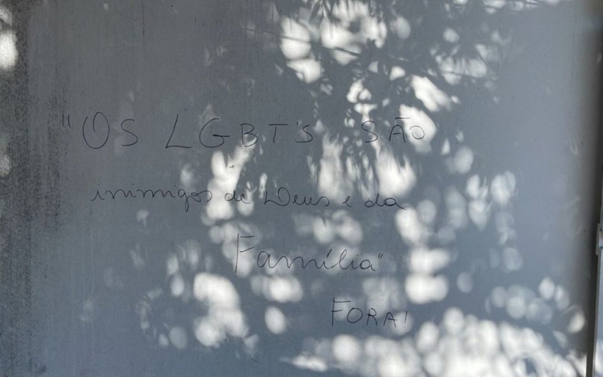 Centro de Cabo Frio &eacute; vandalizado com picha&ccedil;&otilde;es homof&oacute;bicas