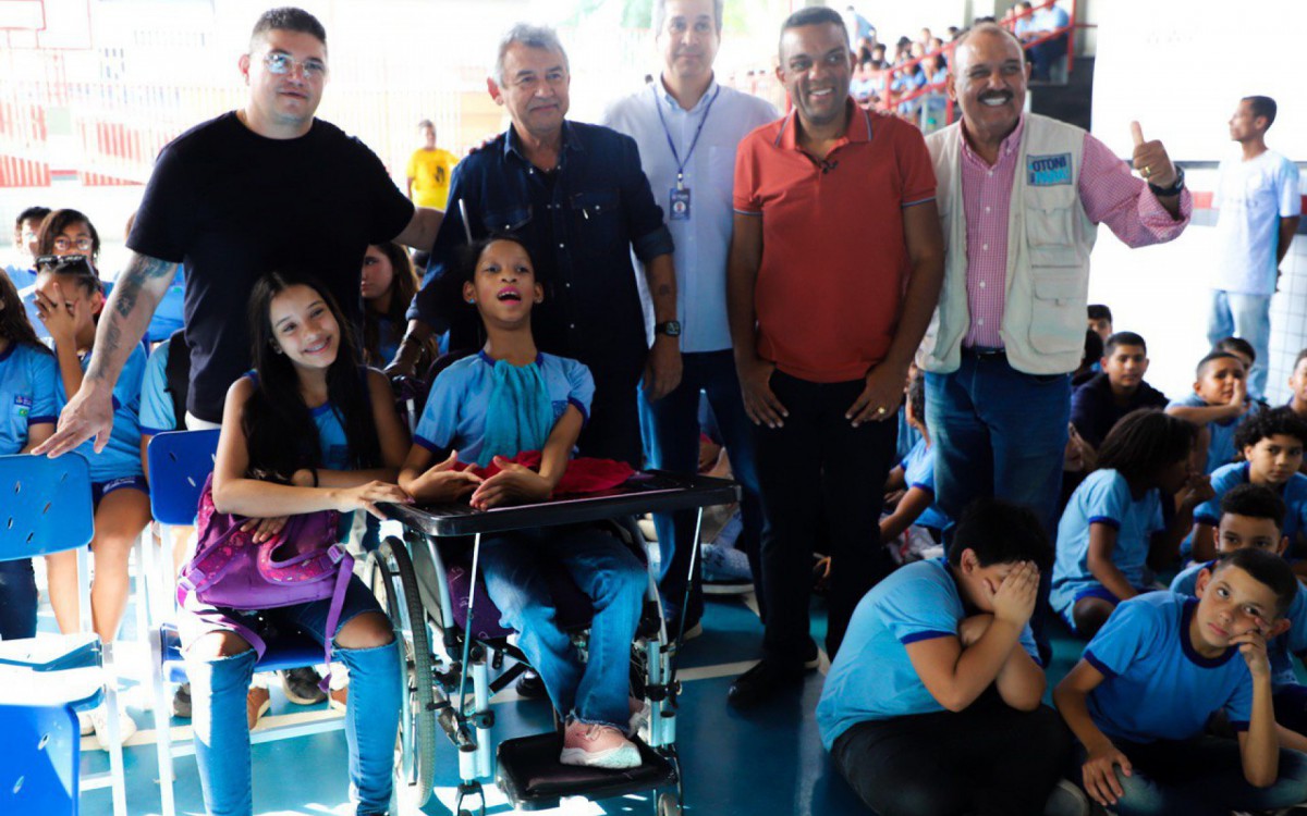 Da esquerda para a direita: Dinho Meriti, secret&aacute;rio de Esporte e Lazer; Prefeito Dr. Jo&atilde;o; Jos&eacute; Carlos, secret&aacute;rio de Educa&ccedil;&atilde;o; Otani de Paula, deputado federal; pai do Otoni de Paula e os alunos da rede municipal de ensino