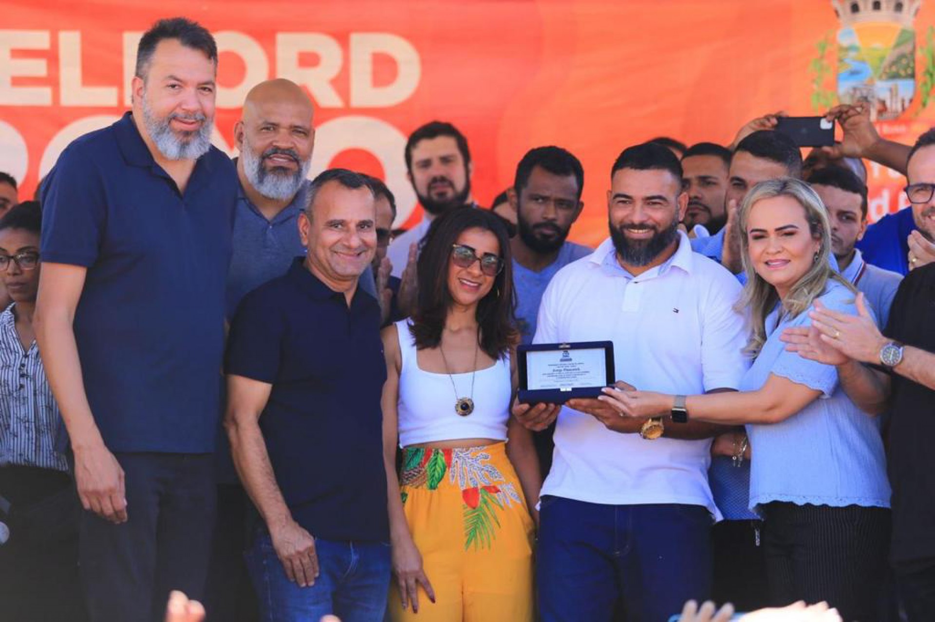 Filhos Maicon e Eliziete receberam a placa de homenagem a Paulo Pimentel, ex-morador que d&aacute; nome &agrave; creche - Rafael Barreto / PMBR