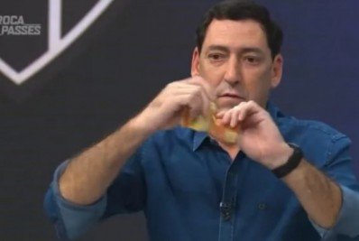 Comentarista da Globo critica Flamengo, rasga dinheiro ao vivo e gera reações nas redes