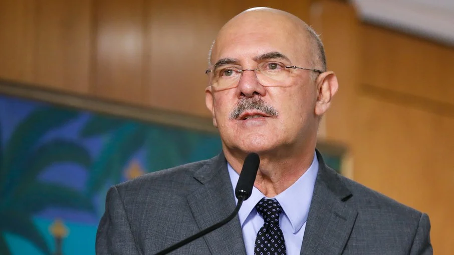 Ex-ministro Milton Ribeiro deixa carceragem da PF depois de decisão judicial