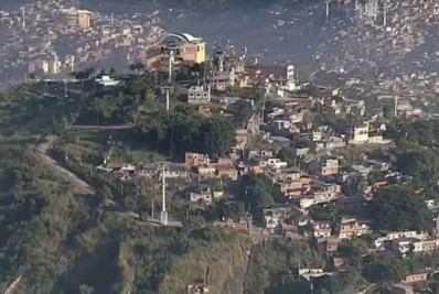 Policiais realizam operação no Complexo do Alemão