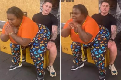 Jojo Todynho treina junto com o marido e se diverte fazendo agachamento no colo dele