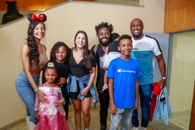 Douglas Silva e mais famosos levam filhos para conferir espetáculo de patinação no gelo