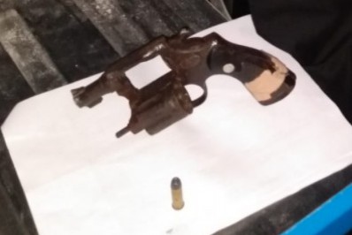 Dupla é presa com arma e motocicleta sem placa em Cabo Frio